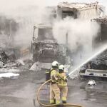 Los bomberos estinguiendo el fuego. 