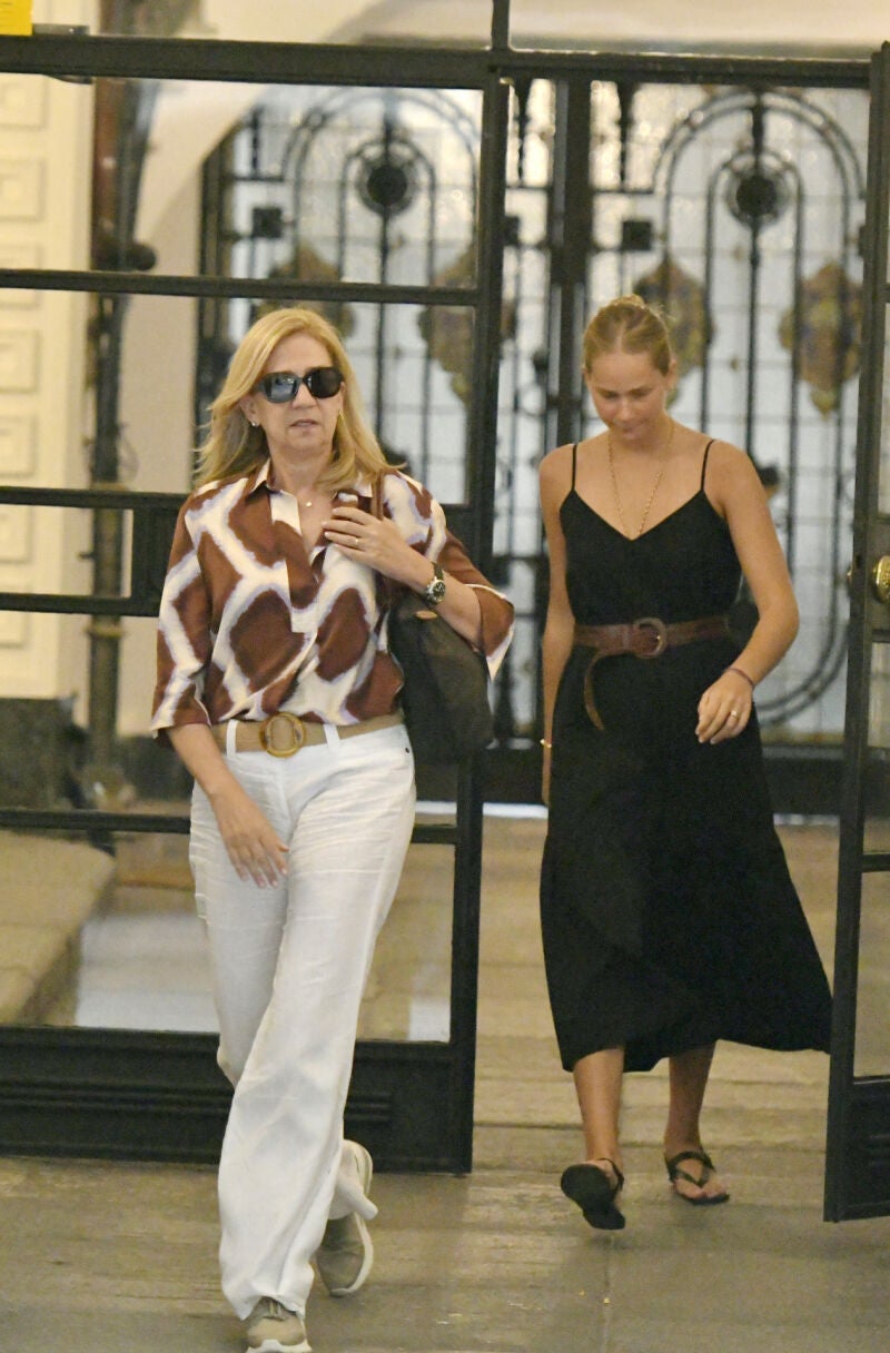 La Infanta Cristina y su hija en el atelier de Lorenzo Caprile.