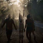Turistas en plena ola de calor en agosto en la ciudad de Madrid. Terrazas en el centro de Madrid. Una nueva regulación de las terrazas va a controlar prohibiendo la publicidad de bebidas alcohólicas en toldos y terrazas de bares y restaurantes. © Alberto R. Roldán / Diario La Razón. 08 08 2024