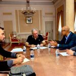 El subdelegado del Gobierno en Palencia mantiene un encuentro con representantes de la Asociación de Usuarios de AVE de Palencia