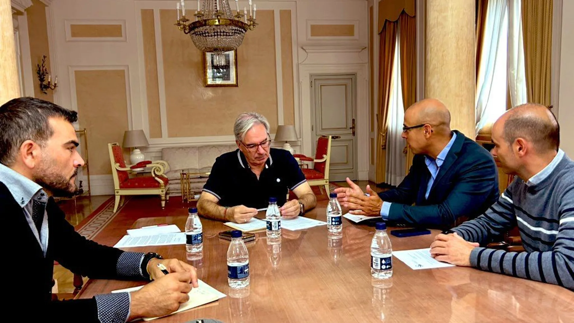 El subdelegado del Gobierno en Palencia mantiene un encuentro con representantes de la Asociación de Usuarios de AVE de Palencia