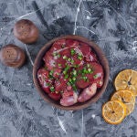 Plato de carne cruda con corazones