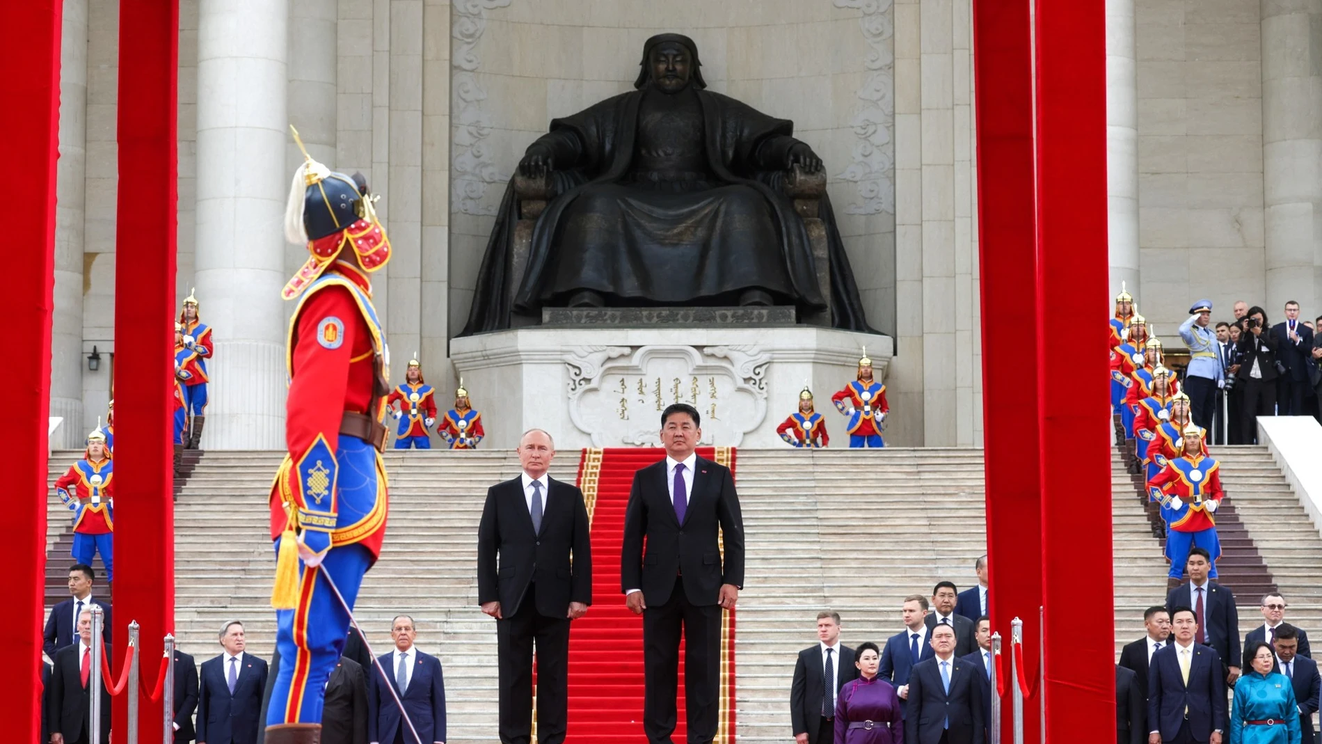 HANDOUT - 03 September 2024, Mongolia, Ulaanbaatar: Russian President Vladimir Putin (L) and Mongolia's President Ukhnaagiin Khurelsukh attend an official ceremony ahead of their meeting at Sukhbaatar Square in Ulaanbaatar. Photo: -/Kremlin/dpa - ATTENTION: editorial use only and only if the credit mentioned above is referenced in full 03/09/2024 ONLY FOR USE IN SPAIN