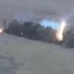 Un dron ucraniano lanzando munición de termina fundida sobre posiciones rusas