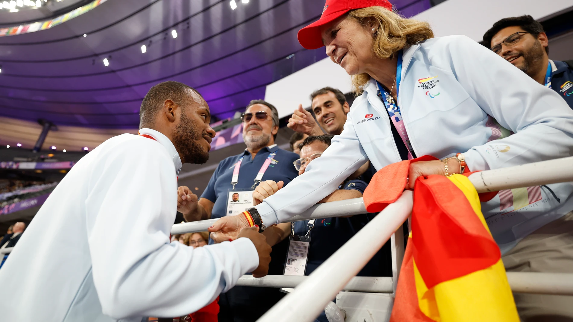 PARÍS, 03/09/2024.- La infanta Elena felicita al atleta español David Pineda tras conseguir la plata en la final de 400m T20 masculino de los Juegos Paralímpicos de París 2024, este martes en la capital francesa. EFE/Javier Etxezarreta