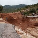 La intensa lluvia corta la carretera A-1227 en dos tramos, a la altura de Yaso, en Bierge (Huesca)