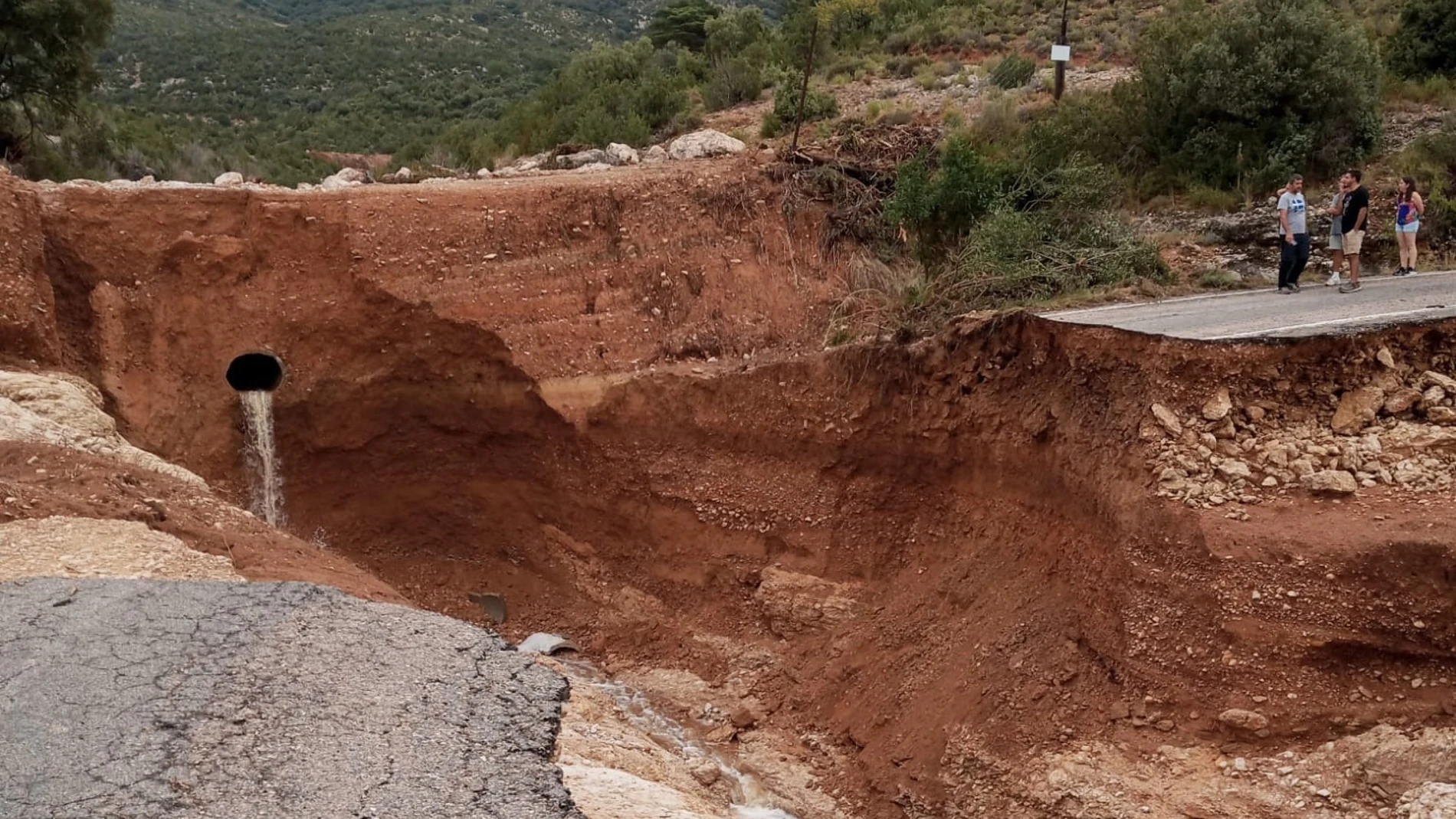La intensa lluvia corta la carretera A-1227 en dos tramos, a la altura de Yaso, en Bierge (Huesca)
