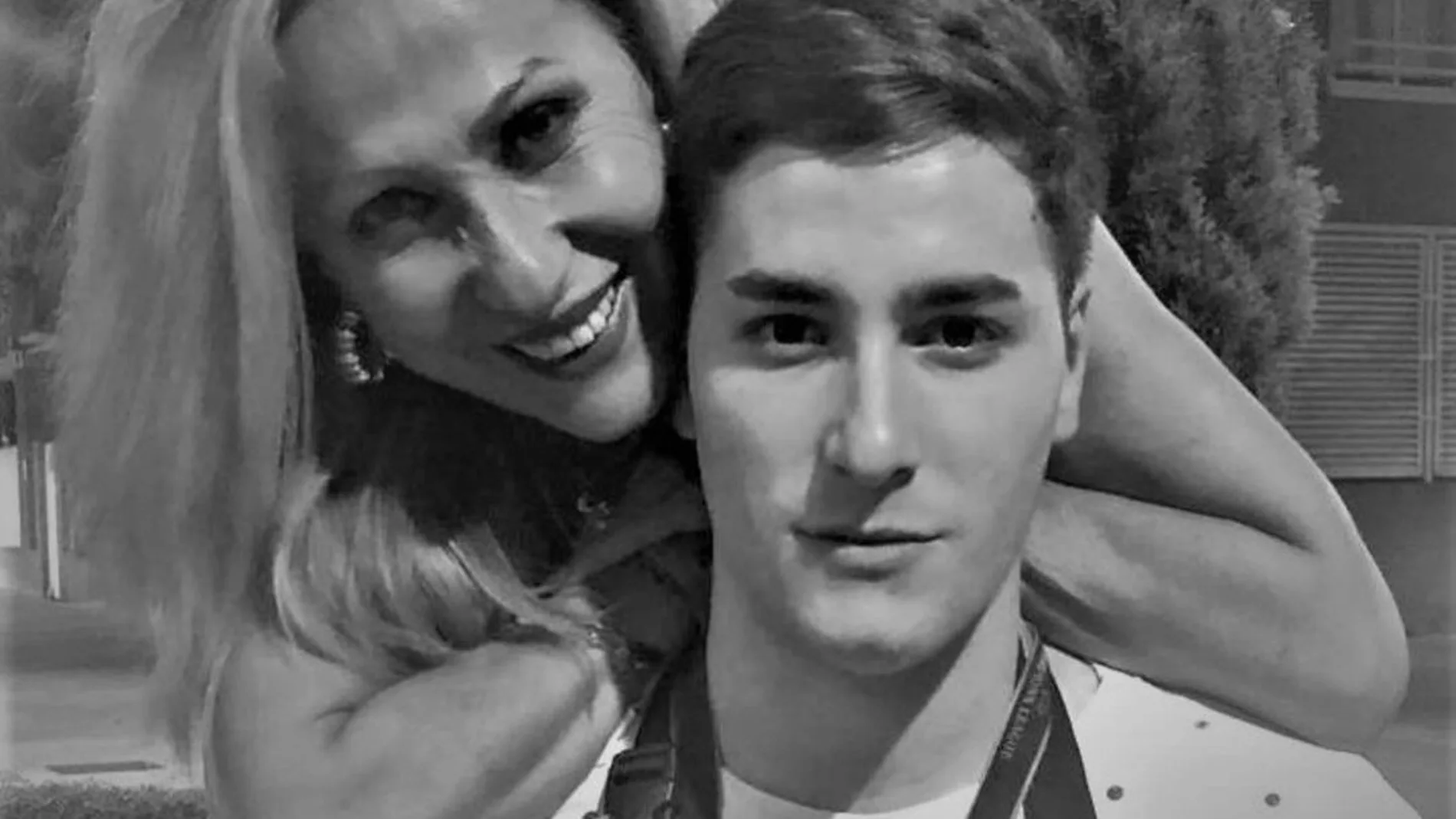 Rosa Benito junto a Amador, su hijo pequeño