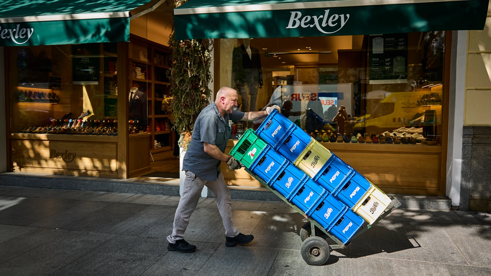 Trabajadores en las calles de Madrid. Agosto se despide con 193.704 trabajadores menos y con un aumento del paro protagonizado por el sector servicios El desempleo sigue la senda de la última década y engrosa la lista de parados en 21.884 personas elevando el total a los 2.572.121 © Alberto R. Roldán / Diario La Razón. 03 09 2024