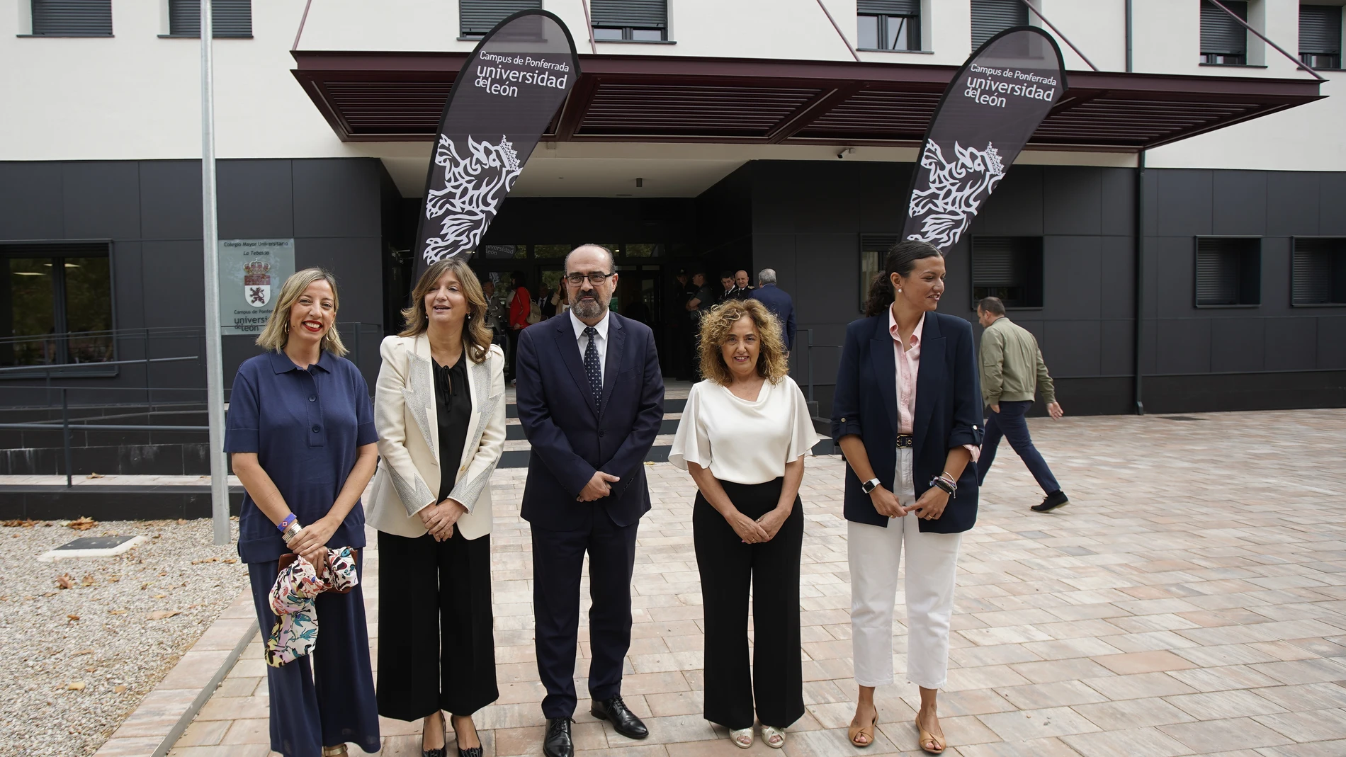 La directora de Universidades e Investigación de la Junta, Blanca Ares; la rectora de la Universidad de León, Nuria González; el alcalde de Ponferrada, Marco Morala; la vicerrectora del campus de Ponferrada, Pilar Marqués; y la concejala de Presidencia, Relaciones Institucionales, Fondos Europeos, Transparencia y Fomento, Lidia Coca, durante la inauguración del Colegio Mayor La Tebaida del Campus de Ponferrada