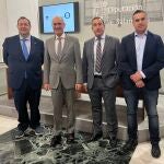 El presidente de la Diputación de Salamanca, Javier Iglesias, presenta la III edición del programa junto al delegado territorial Eloy Ruiz, y el presidente de la Asociación de Empresarios Salmantinos de Comercio, Benjamín Crespo al delegado 