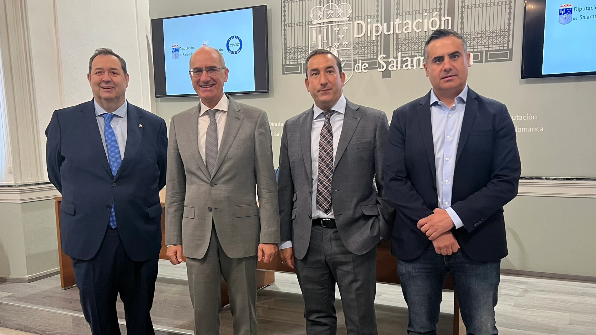 El presidente de la Diputación de Salamanca, Javier Iglesias, presenta la III edición del programa junto al delegado territorial Eloy Ruiz, y el presidente de la Asociación de Empresarios Salmantinos de Comercio, Benjamín Crespo al delegado