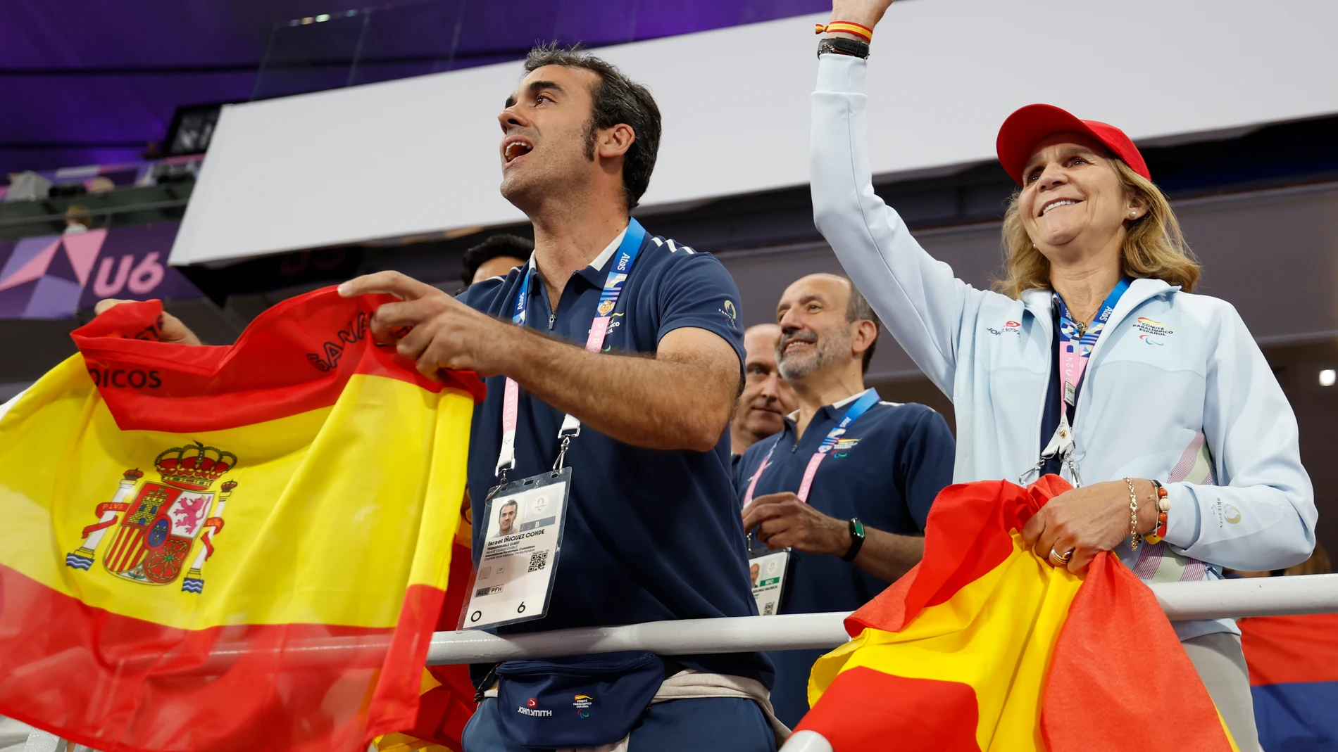 PARÍS, 03/09/2024.- La Infanta Elena celebra la medalla de plata conseguida por el atleta español David Pineda en la final de 400m T20 masculino de los Juegos Paralímpicos de París 2024, este martes en la capital francesa. EFE/Javier Etxezarreta