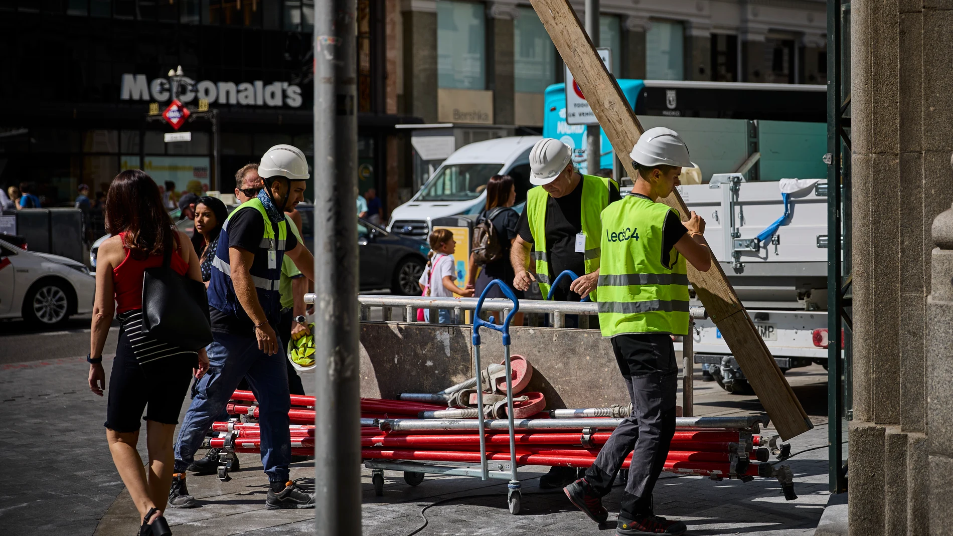 Trabajadores en las calles de Madrid. Agosto se despide con 193.704 trabajadores menos y con un aumento del paro protagonizado por el sector servicios El desempleo sigue la senda de la última década y engrosa la lista de parados en 21.884 personas elevando el total a los 2.572.121 © Alberto R. Roldán / Diario La Razón. 03 09 2024