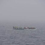 Al menos 13 migrantes muertos y medio centenar rescatados tras un naufragio en el canal de la Mancha