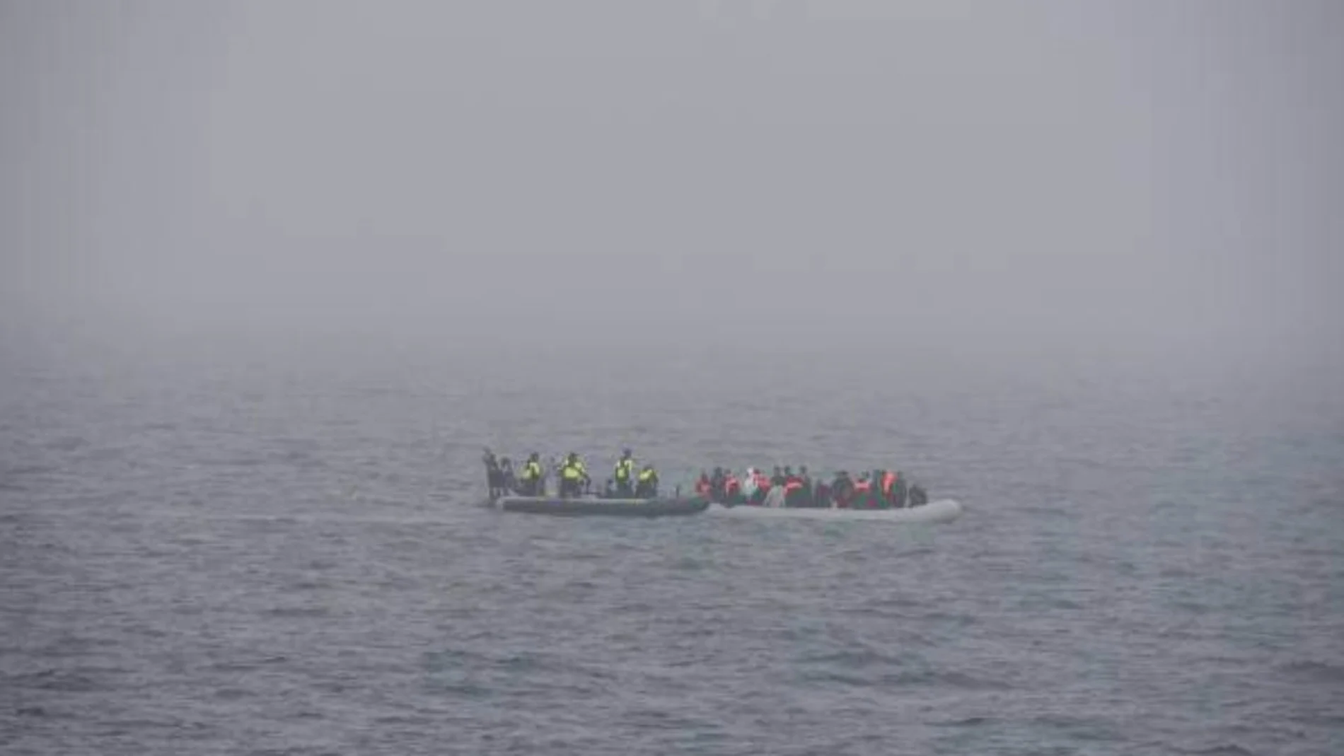 Al menos 13 migrantes muertos y medio centenar rescatados tras un naufragio en el canal de la Mancha