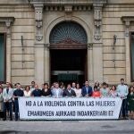 El Parlamento de Navarra se concentra en contra de la violencia de género tras los 13 últimos asesinatos machistas