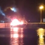 El pesquero, ardiendo en el puerto. 