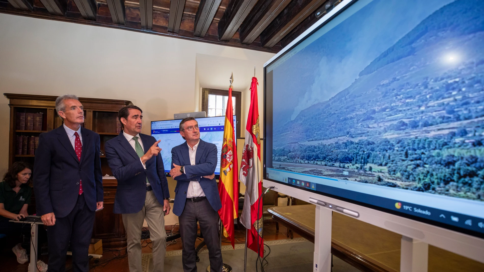 El consejero de Medio Ambiente, Vivienda y Ordenación del Territorio, Juan Carlos Suárez-Quiñones, visita el Centro Provincial de Mando de Ávila