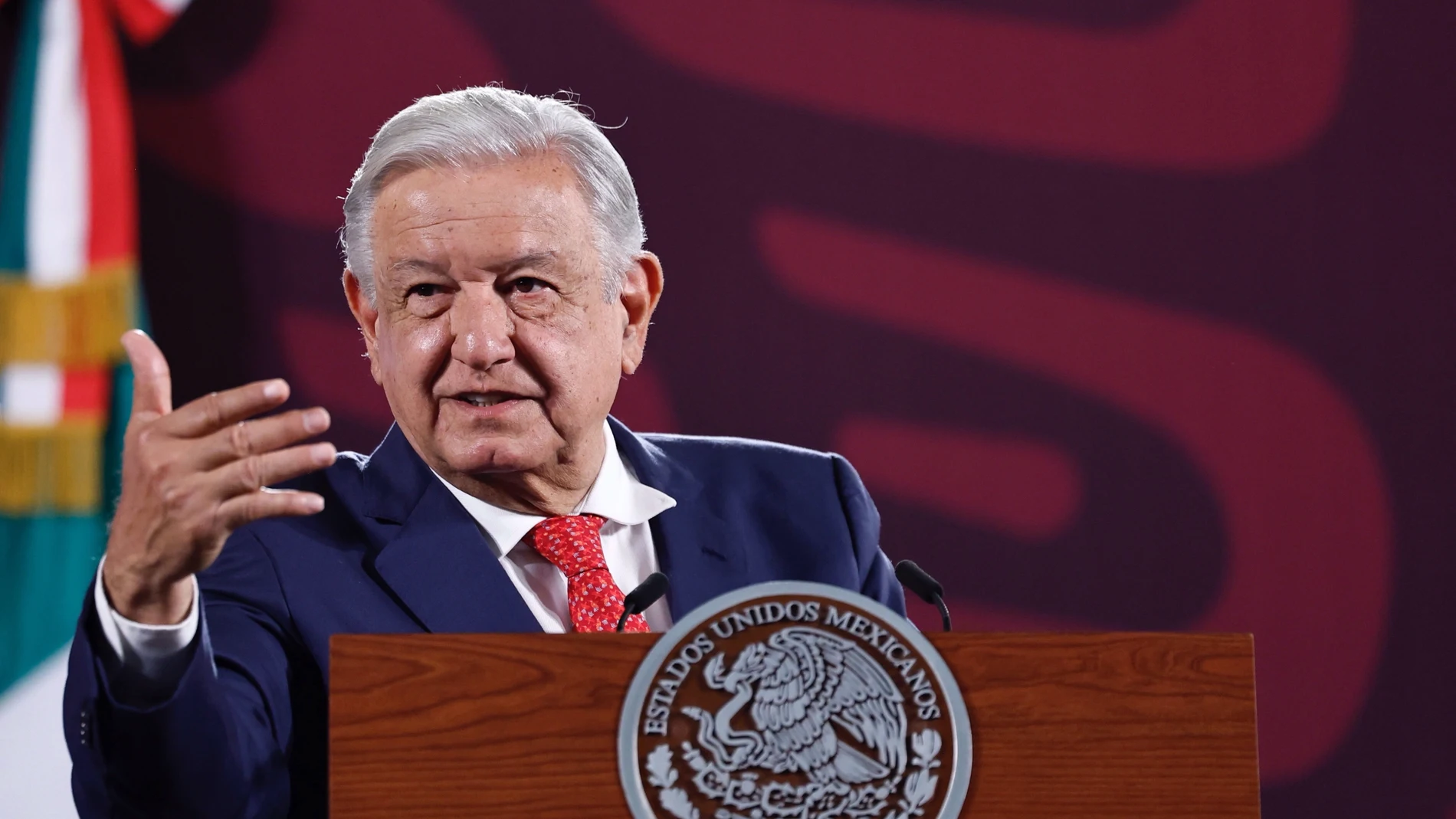 MEX7678. CIUDAD DE MÉXICO (MÉXICO), 04/08/2024 .- El Presidente de México, Andrés Manuel López Obrador, participa este miércoles, durante la rueda de prensa en Palacio Nacional en Ciudad de México (México). López Obrador evitó opinar sobre las declaraciones del embajador de Estados Unidos, Ken Salazar, en las que alertó que la aprobación de la reforma al Poder Judicial podría afectar las relaciones bilaterales. EFE/ Sáshenka Gutiérrez