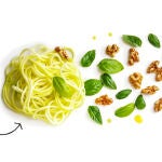 Receta de espaguetis de calabacín con salsa de nueces y albahaca.