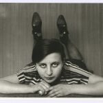 MADRID, 04/09/2024.- Autorretrato en el estudio, Bauhaus Dessau, 1926, de Gertrud Arndt. CaixaForum Madrid da el pistoletazo de salida a la temporada 2024/2025 con una exposición sobre la efervescencia cultural de la República de Weimar, una propuesta sobre la vigencia del universo de 'Alicia en el País de las Maravillas' y una muestra que aborda el mosaico cultural de Oceanía. EFE/Gertrud Arndt/Fundación Gertrud Arndt SOLO USO EDITORIAL/SOLO DISPONIBLE PARA ILUSTRAR LA NOTICIA QUE ACOMPAÑA (CRÉDITO OBLIGATORIO)