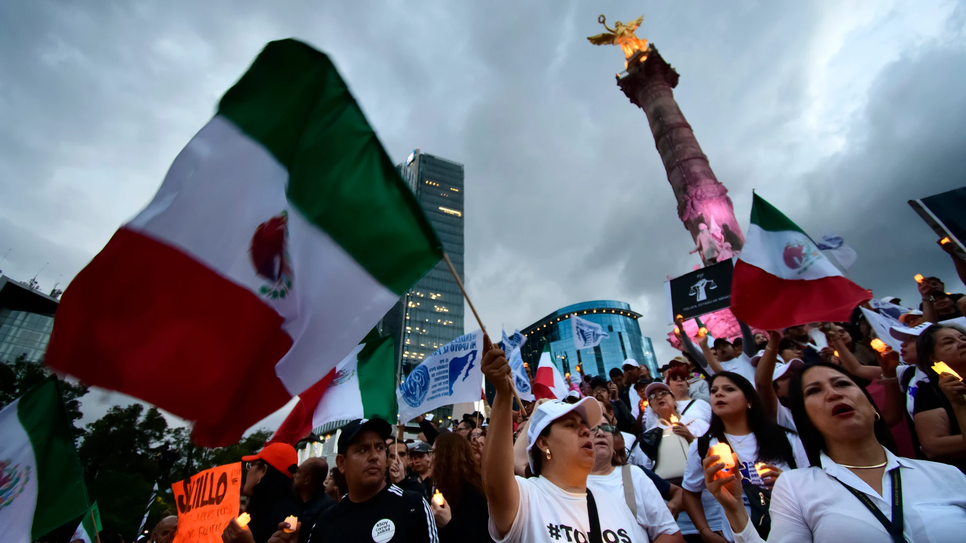 August 26, 2024, Mexico City, Mexico City, Mexico: August 26,Mexico City,Mexico:Hundreds of workers and members of the Judicial Branch of the Federation and citizens dressed in black and holding candles are protesting at the foot of the Angel of Independence, in Mexico City, against the judicial reform proposed by President Andrés Manuel López Obrador. .The judicial reform proposes the popular election of all judges and magistrates of the Judicial Branch of the Federation. 27/08/2024