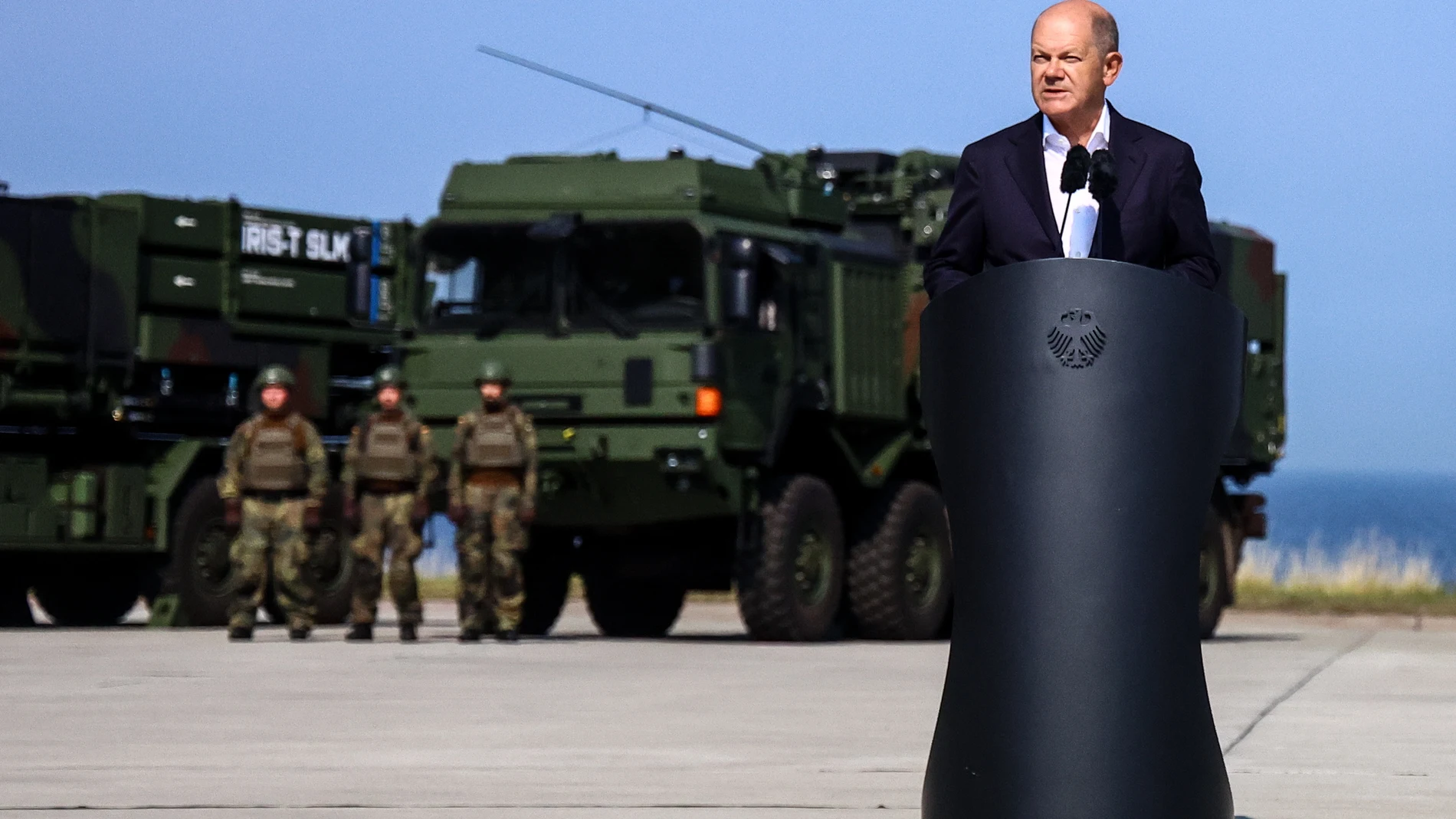 Todendorf (Germany), 04/09/2024.- German Chancellor Olaf Scholz delivers a speech during the ceremonial commissioning of a IRIS- T SLM air defense system at the Todendorf barracks in Todendorf, Northern Germany, 04 September. The IRIS-T SLM system is being introduced into the German Army (Bundeswehr) air defense missile group 61. (Alemania) EFE/EPA/FILIP SINGER