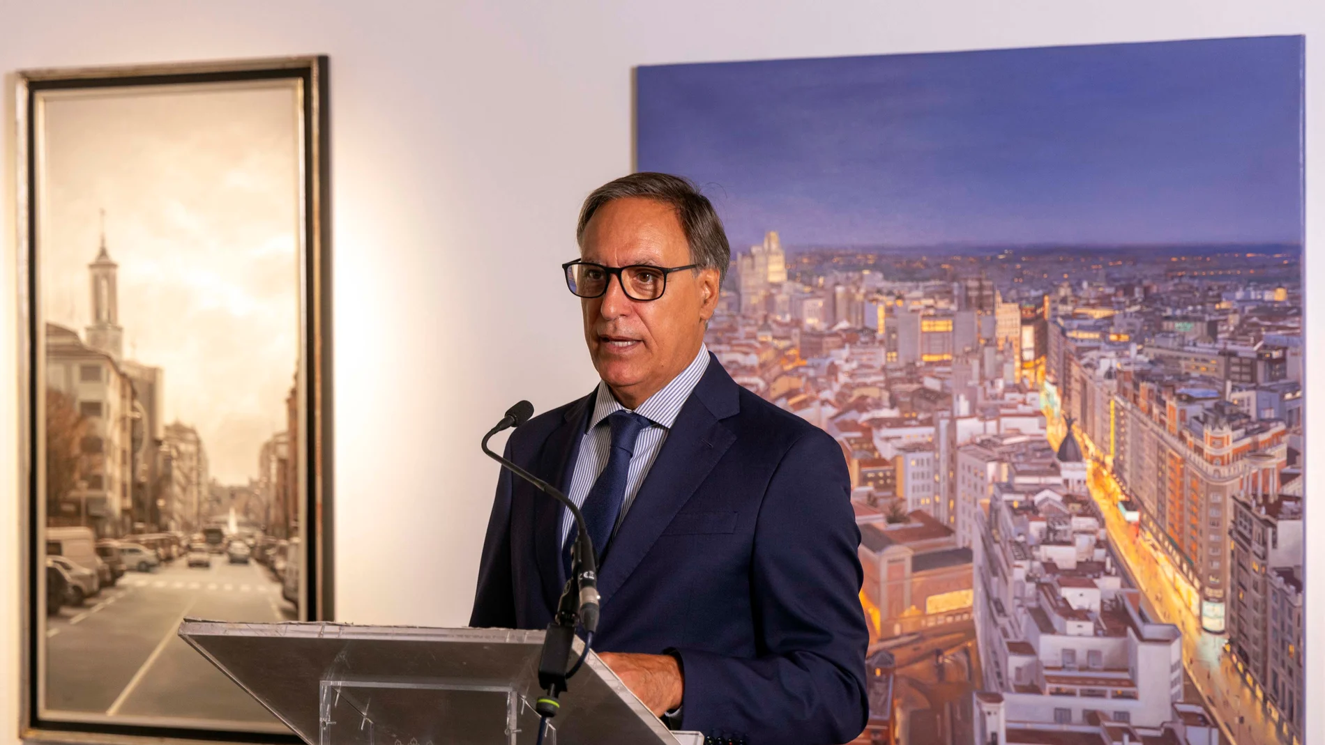 El alcalde de Salamanca, Carlos García Carbayo, y el coleccionista salmantino Jaime Herrero presentan la exposición ‘De la Vanguardia a la Abstracción’