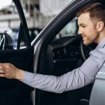 Un conductor al volante