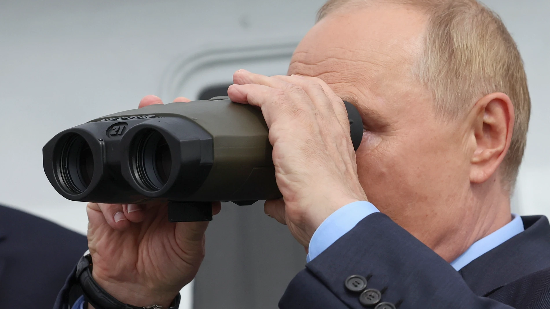 Vladivostok (Russian Federation), 03/09/2024.- Russian President Vladimir Putin inspects the progress of the shipyard construction during a boat ride in Promezhuchnaya Bay in Vladivostok, Russia, 04 September 2024. Vladimir Putin visits Russia Far Eastern Federal district to attend the Eastern Economic forum in Vladivostok. (Rusia, Roma) EFE/EPA/ALEXANDER KAZAKOV/SPUTNIK/KREMLIN POOL MANDATORY CREDIT