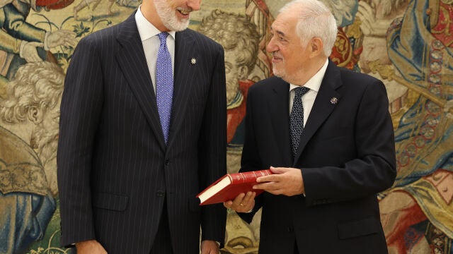 El Rey recibe en audiencia al presidente del Tribunal Constitucional, Cándido Conde-Pumpido