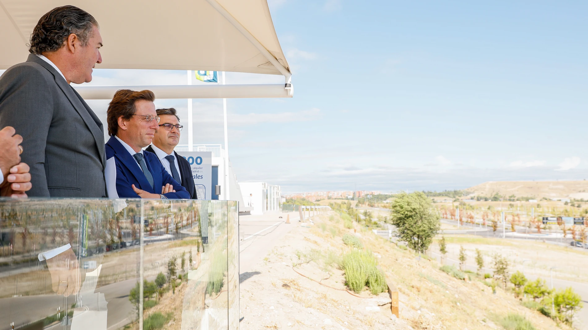 Almeida y Álvaro González, durante la visita