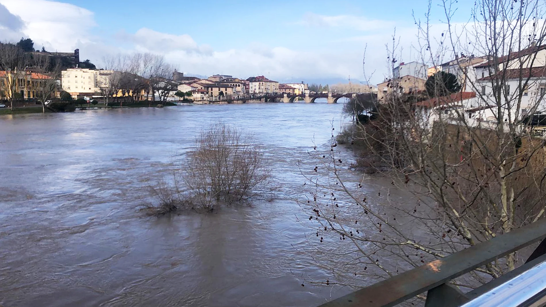 Crecida del río Ebro a su paso por Miranda