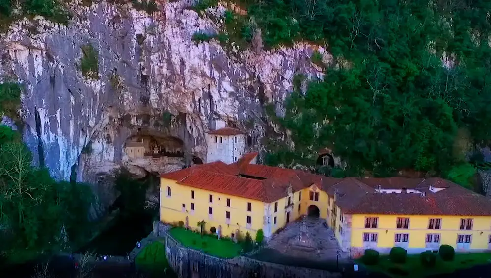Vista general de la Cueva de Covadonga