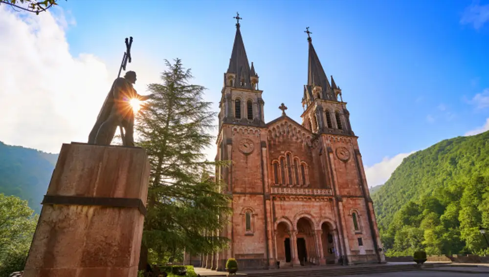 Estatua rey Pelayo junta a la Basílica de Covadonga