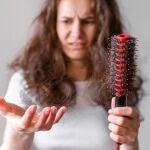 En otoño, y tras los excesos del verano, es habitual sufrir una mayor caída de pelo