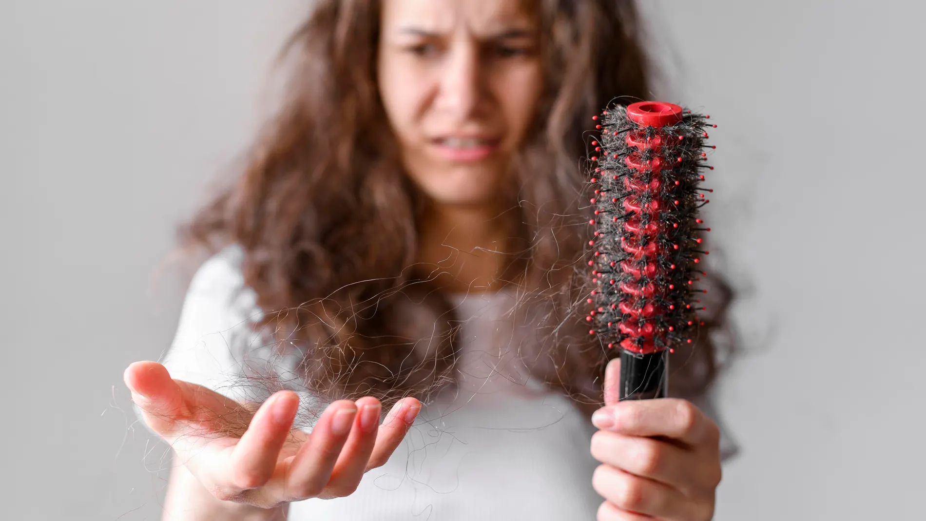 En otoño, y tras los excesos del verano, es habitual sufrir una mayor caída de pelo
