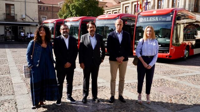 José Antonio Diez junto con la nueva flota de autobuses