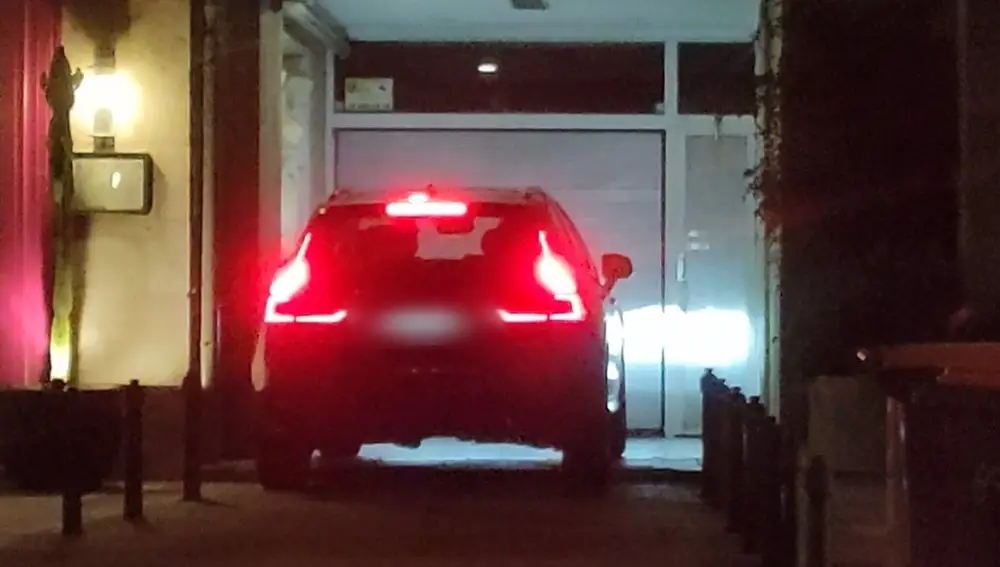Álvaro Muñoz Escassi visita por la noche a Hiba Abouk en su casa