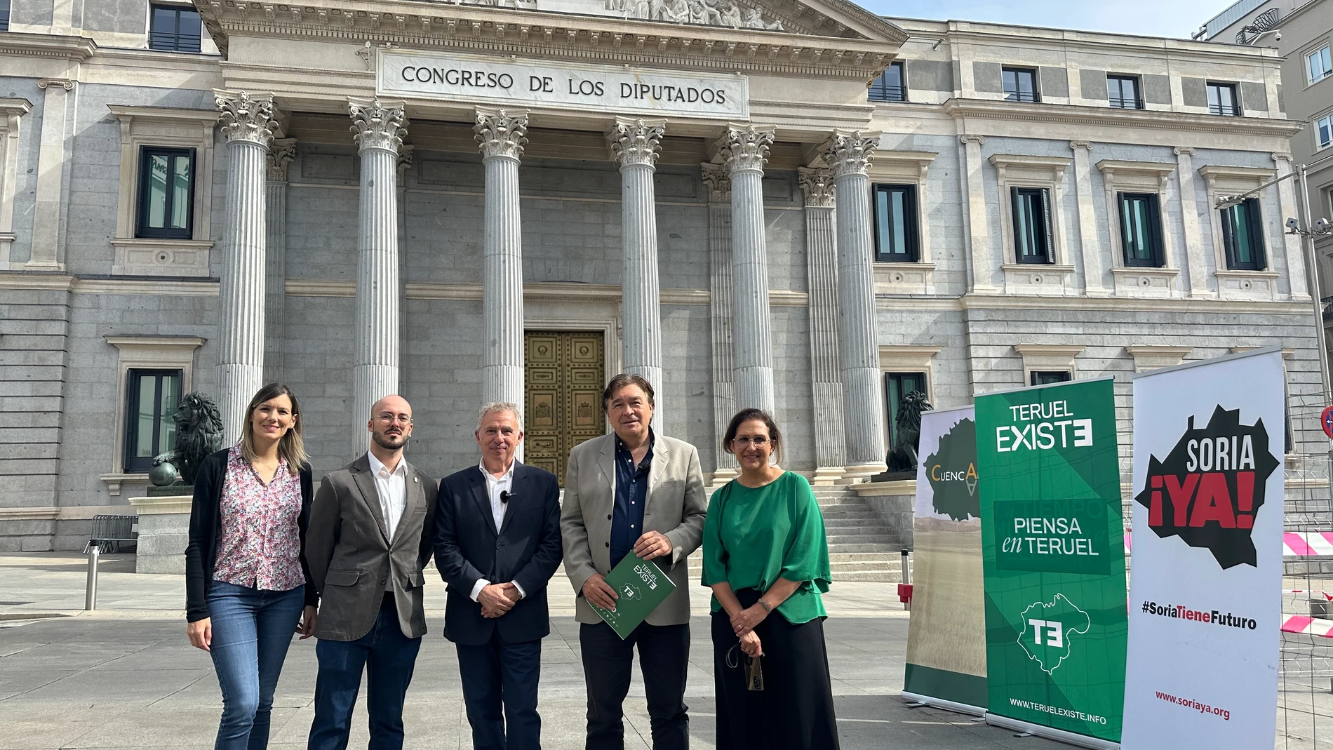 Los portavoces de Cuenca Ahora, Soria ¡YA! y Teruel Existe frente al Congreso de los Diputados en Madrid (España), a 5 de septiembre de 2024. SORIA ¡YA! 05/09/2024