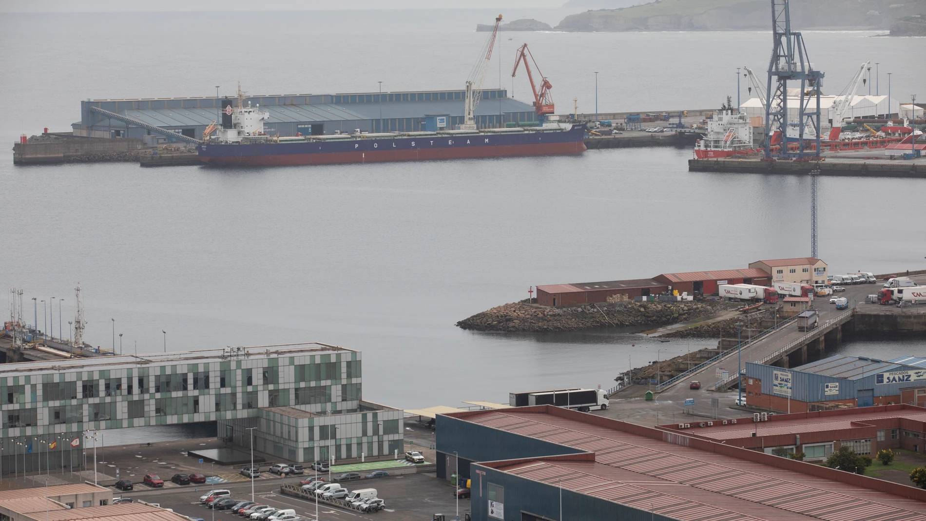 Trabajos de asistencia en el puerto de 'El Musel' tras el accidente en el que dos trabajadores han fallecido y un tercero ha resultado herido al volcar dos grúas que ayudaban en trabajos de desmantelamiento de una grúa en el puerto de ‘El Musel’, a 5 de septiembre de 2024, en Gijón, Asturias (España). Según fuentes policiales no se descarta la existencia de más víctimas, las dos grúas habrían cedido al levantar una pesada pieza de una grúa de descarga de barcos que habría caído al mar, según ...