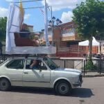 Carlos Martínez durante las fiestas de Tardelcuende subido al techo de un coche