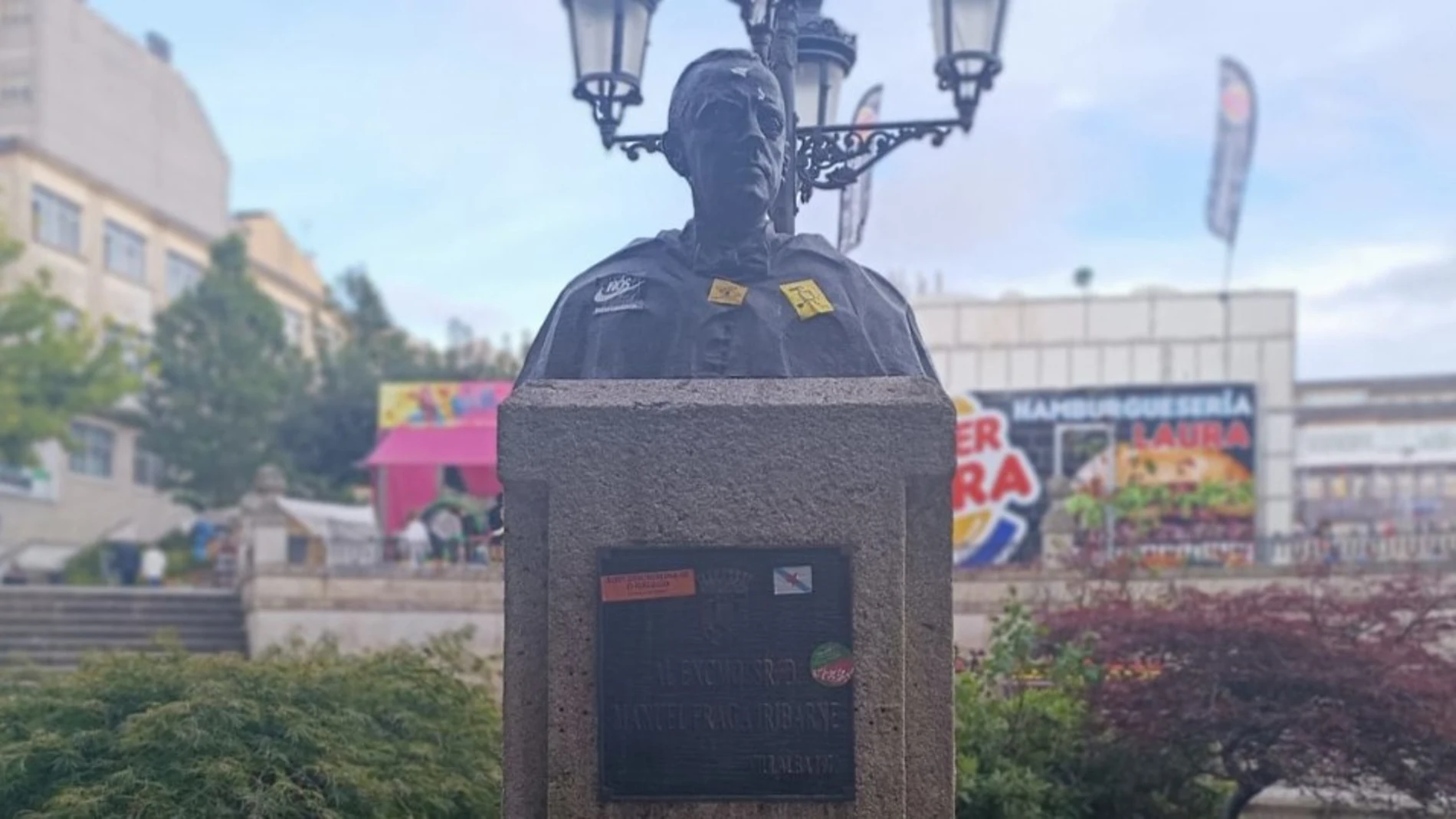 Busto con las pegatinas nacionalistas.