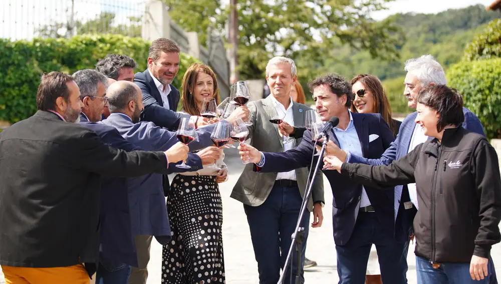 La familia Méndez-Rojo, la escritora Dolores Redondo y numerosas personalidades brindando por el nuevo vino