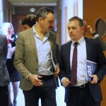 El nuevo portavoz del Grupo Parlamentario Popular, Ricardo Gavilanes, conversa con el procurador de Vox, David Hierro, antes de la Junta de Portavoces