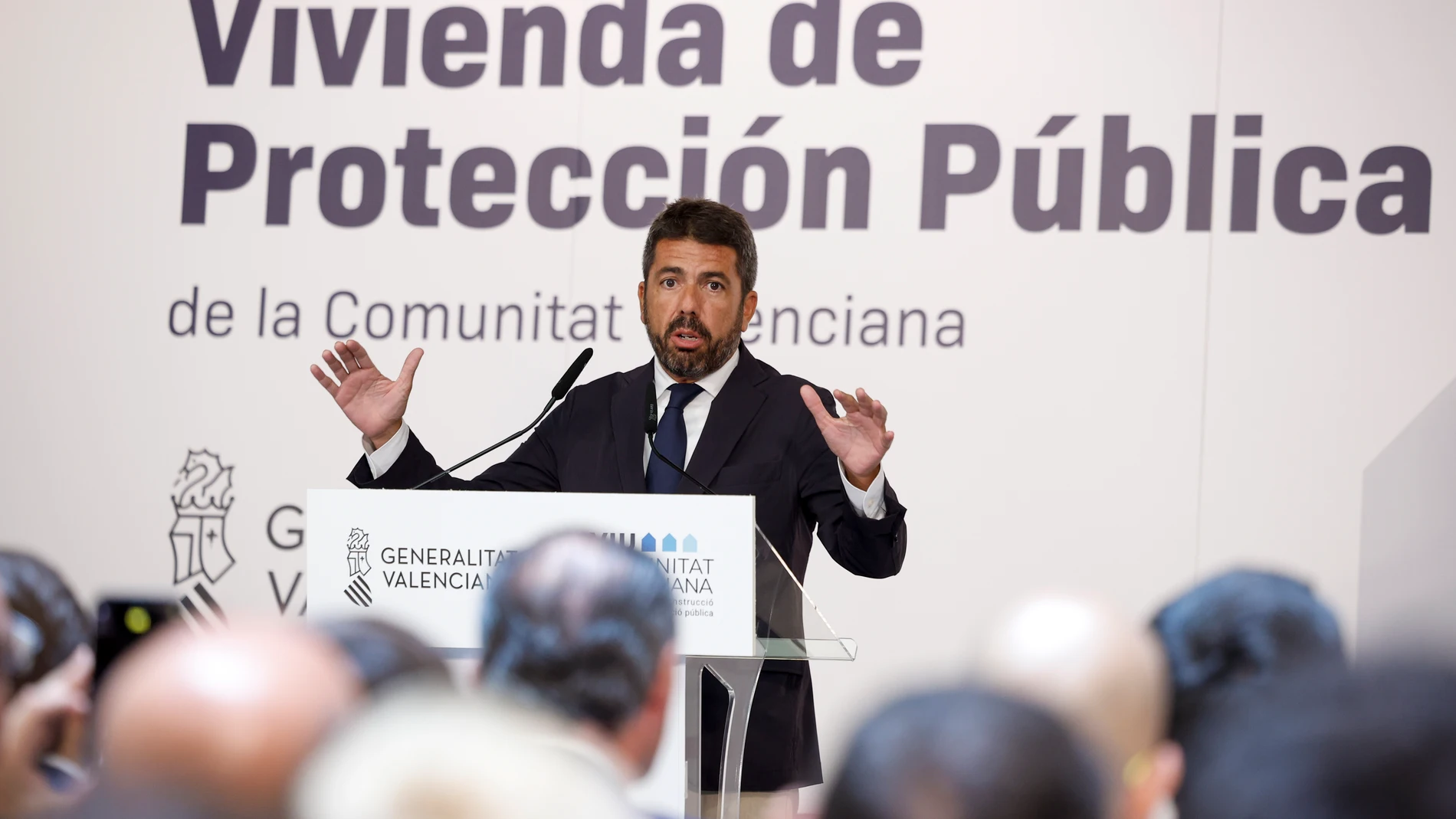 GRAFCVA2585. VALENCIA, 05/09/2024.- El president de la Generalitat, Carlos Mazón, asiste a la presentación del nuevo decreto de vivienda de protección pública de la Comunitat Valenciana, que se enmarca en el compromiso del Consell de promocionar 10.000 viviendas de protección pública esta legislatura, "la legislatura de la vivienda". EFE/Biel Aliño