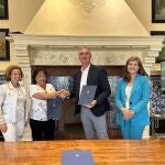 El alcalde de Segovia, José Mazarías, firma el acuerdo con presidenta de la asociación de vecinos "Nuestra Señora de la Fuencisla" de San Marcos, Paloma Herrero, en presencia de la concejal Azucena Suárez
