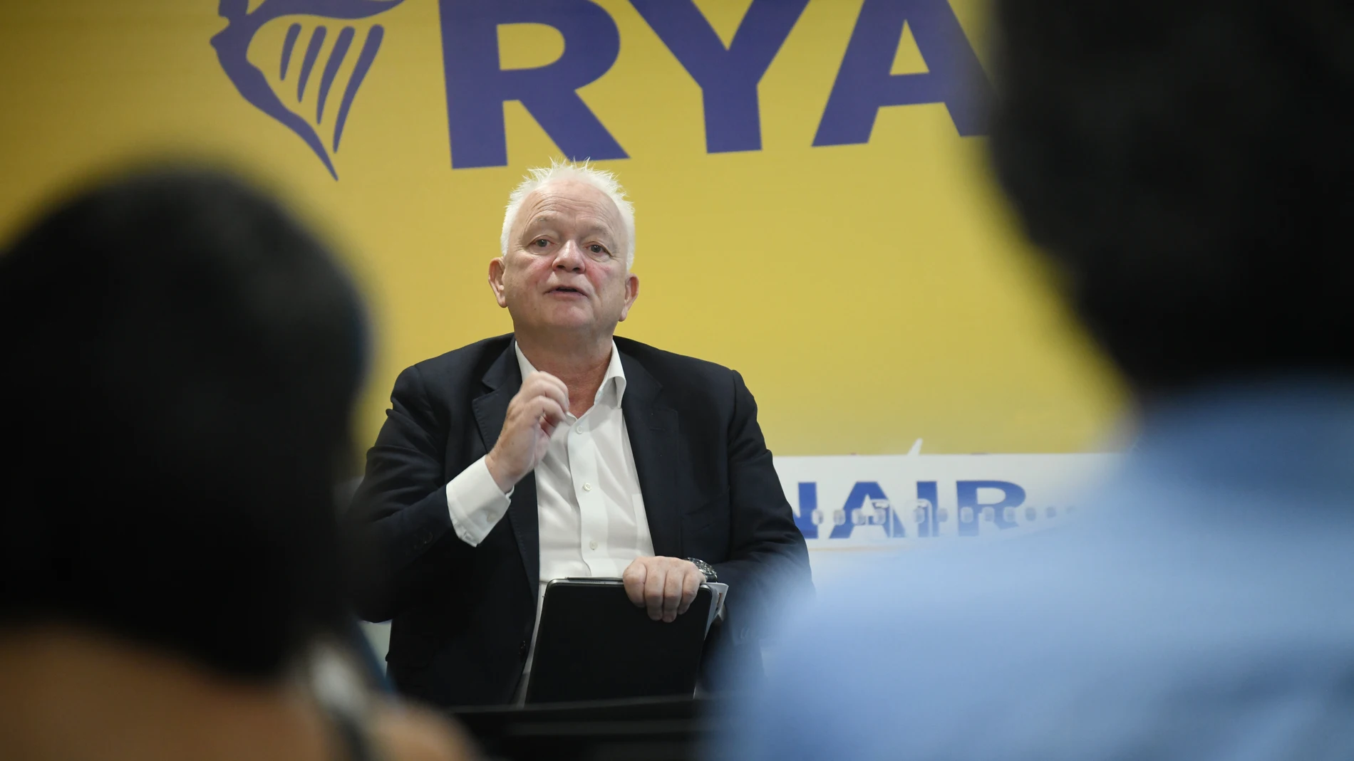 El consejero delegado de Ryanair, Eddie Wilson, durante una rueda de prensa, en las oficinas de Ryanair, a 5 de septiembre de 2024, en Madrid (España). La aerolínea low cost ha anunciado sus nuevas rutas desde Madrid a Verona y Kaunas, las cuales ayudarán a incrementar el tráfico aéreo hacia la capital española en un 7%. Sin embargo, Ryanair ha alertado de que dicho crecimiento es menor que el deseado debido a las altas tasas aeroportuarias que les impone el operador público Aena. 05 SEPTIEM...