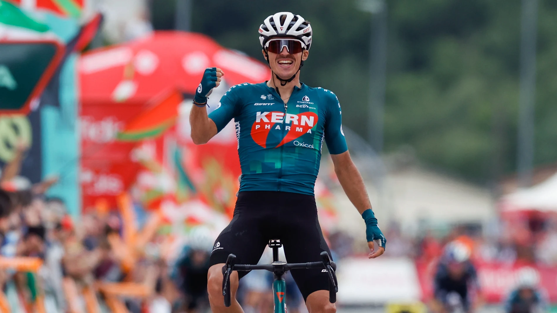 PARQUE NATURAL DE IZKI (ÁLAVA), 05/09/2024.- El ciclista español del Kern Pharma Urko Berrade celebra su victoria durante la decimoctava etapa de la Vuelta a España, de 179,5 kilómetros con salida en Vitoria y llegada en el Parque Natural de Izki, este jueves. EFE/Javier Lizón